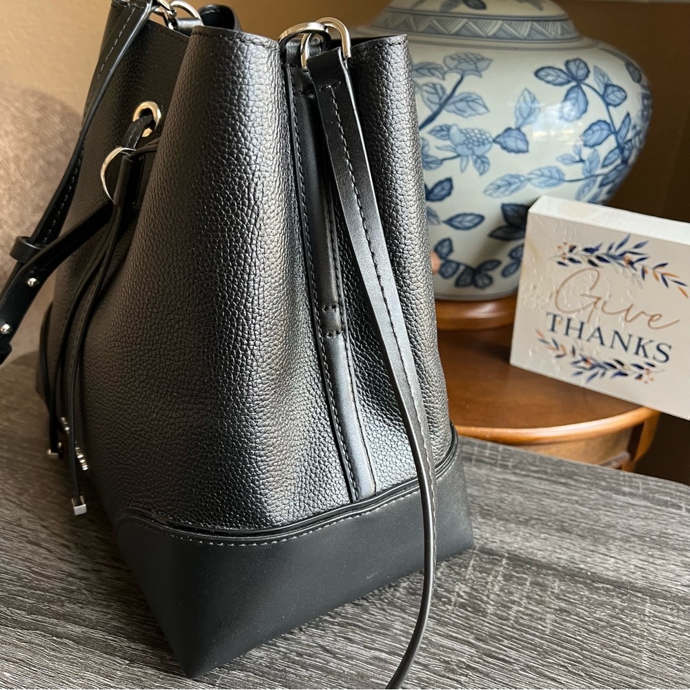 Michael Kors Mercer Gallery Medium Black Bucket Crossbody $348 - Picture 5 of 9